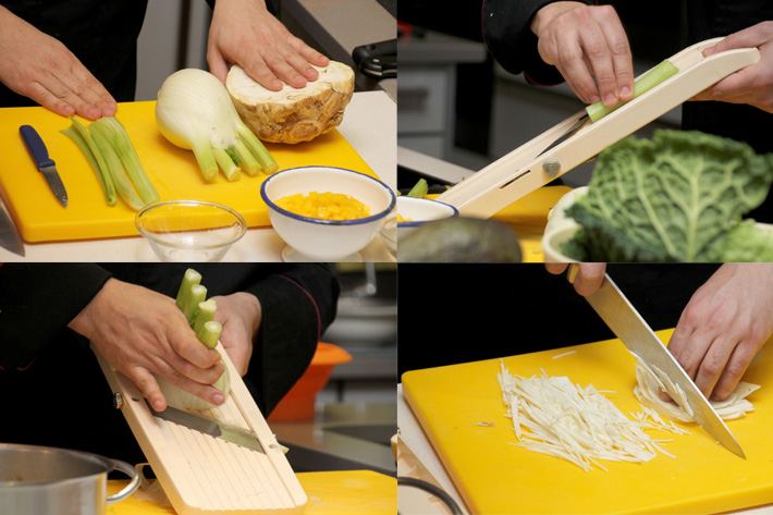 cortando las verduras con mandolina